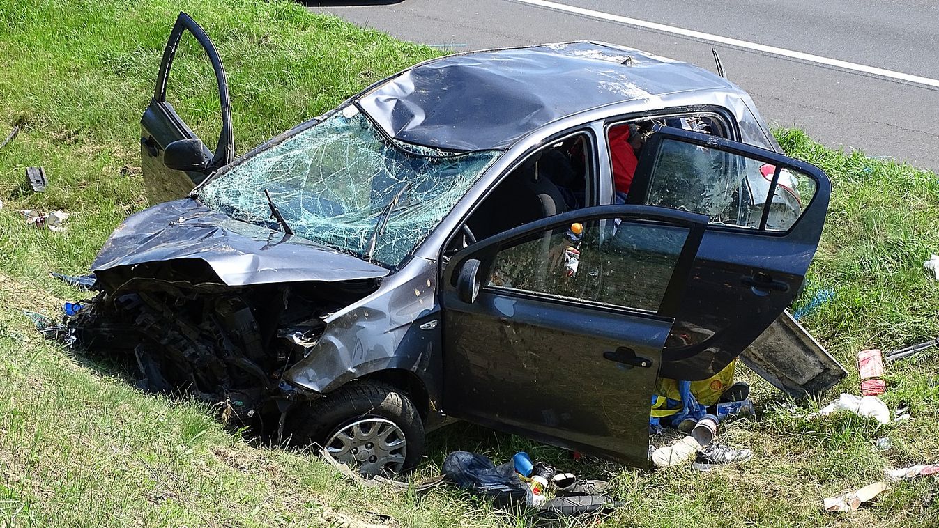 Egy személy életét vesztette és egy másik súlyosan megsérült, amikor árokba borult egy autó az M5-ös autópályán Kecskemét határában. 