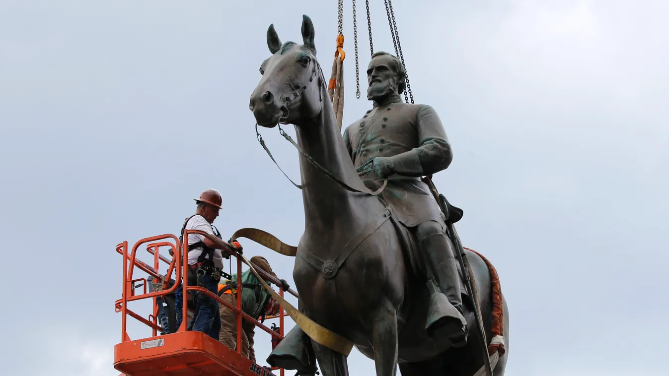 Richmond, 2020. július 1.
Munkások eltávolítják Thomas Jonathan "Stonewall" Jackson konföderációs tábornok szobrát Richmondban 2020. július 1-jén.
MTI/AP/Steve Helber 