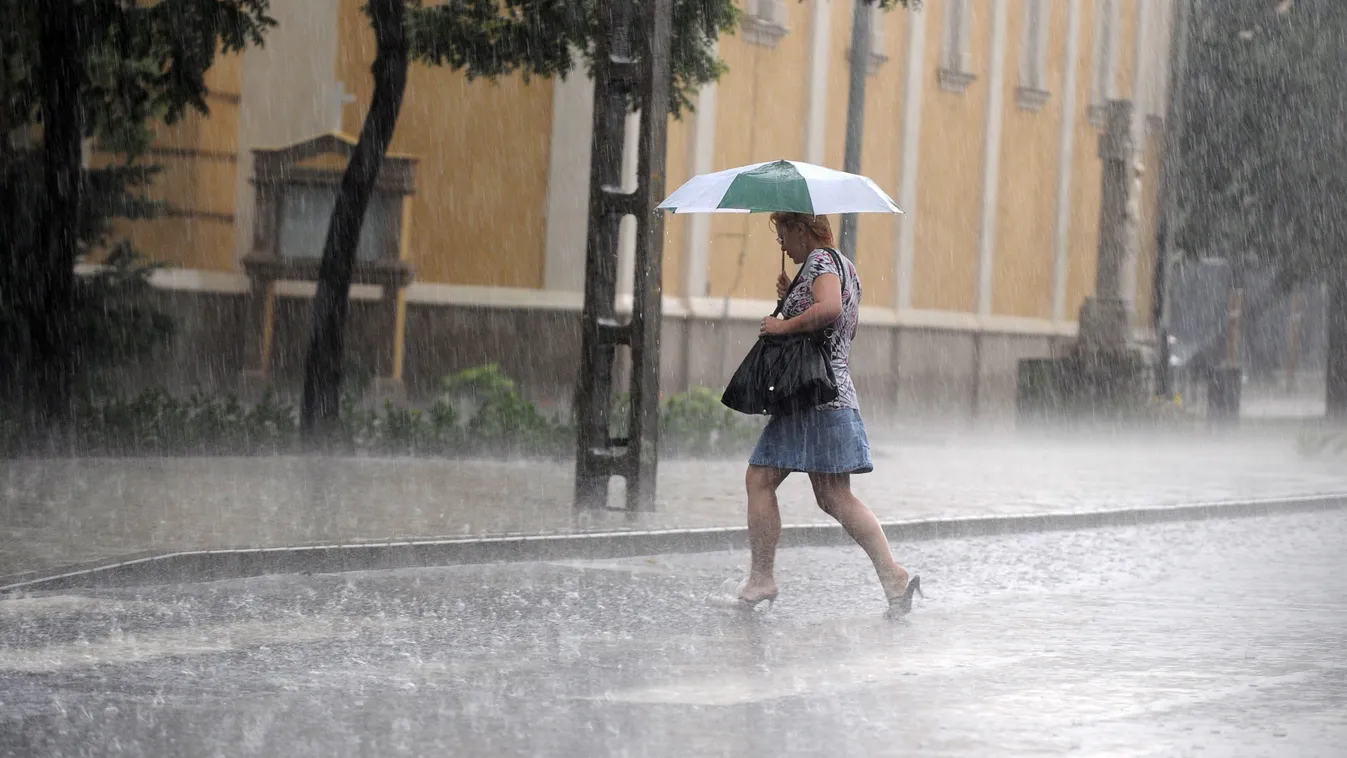 életkép esernyő esik esős FOTÓ FOTÓTÉMA IDŐJÁRÁS ÖLTÖZÉK KIEGÉSZÍTŐ zápor Budapest, 2010. június 14.
Egy nő szalad a szakadó esőben a XVII. kerületi Keresztúri úton. Az Országos Meteorológiai Szolgálat (OMSZ) előrejelzése szerint az északi, északnyugati é