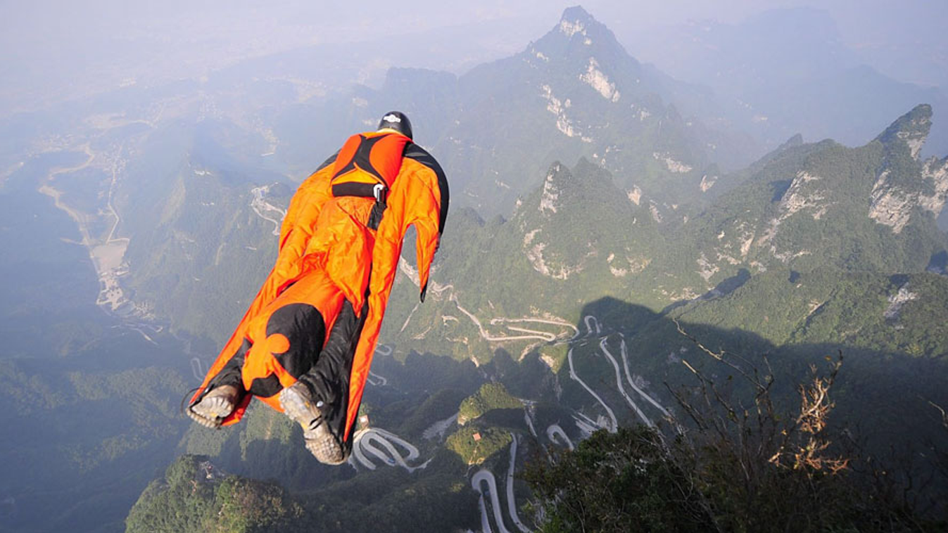 Kováts Viktor magyar extrémsportoló próbaugráson a szárnyasruhás repülés világbajnokságán a Tienmen-hegy térségében