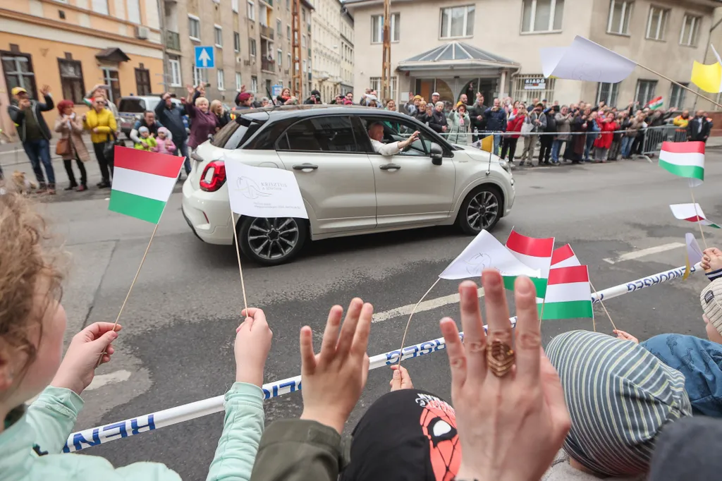 Ferencpápa2023, Ferenc pápa, pápalátogatás, háromnapos apostoli látogatás, Ferenc pápa magyarországi látogatása, Magyarország, péntek, 2023, Árpád-házi Szent Erzsébet-templom, Rózsák tere, 