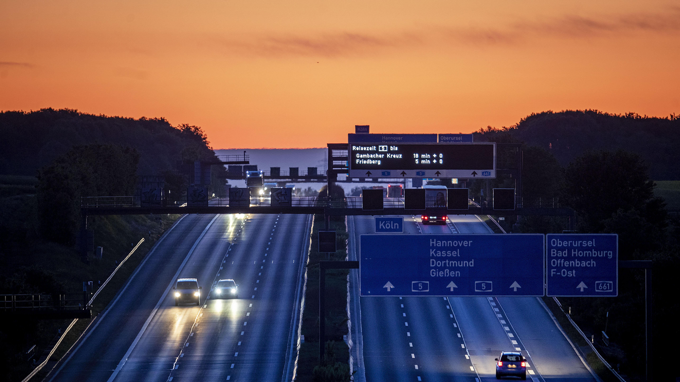 Frankfurt, 2020. május 6.
Alacsony a forgalom az egyik frankfurti autópályán a koronavírus-járvány miatt bevezetett korlátozások miatt 2020. május 6-án.
MTI/AP/Michael Probst 