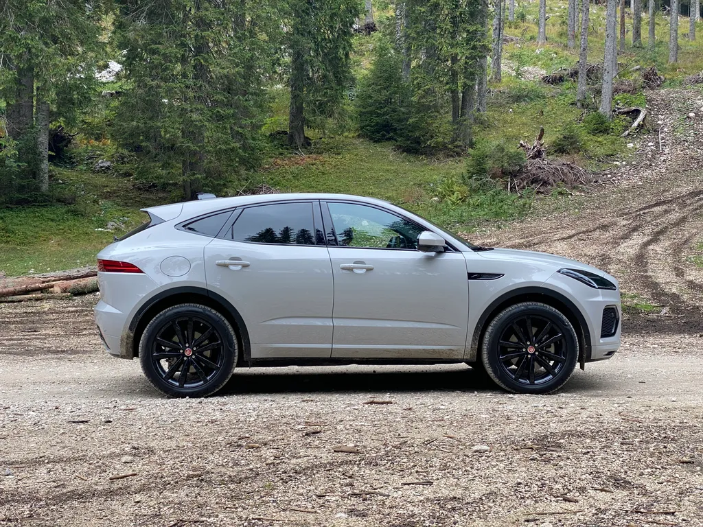 Jaguar E-Pace P300e PHEV teszt 