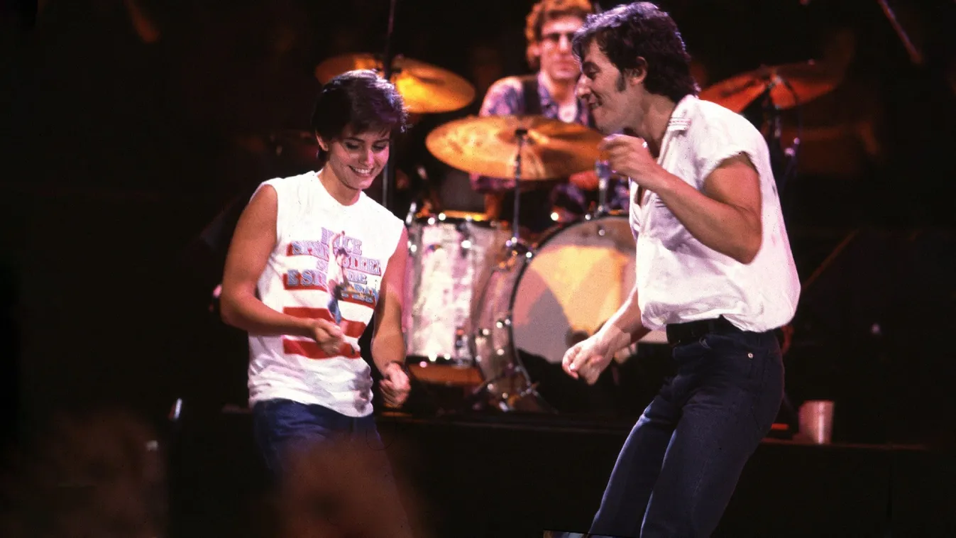 Courteney Cox és Bruce Springsteen a Dancing in the Dark klipjében 