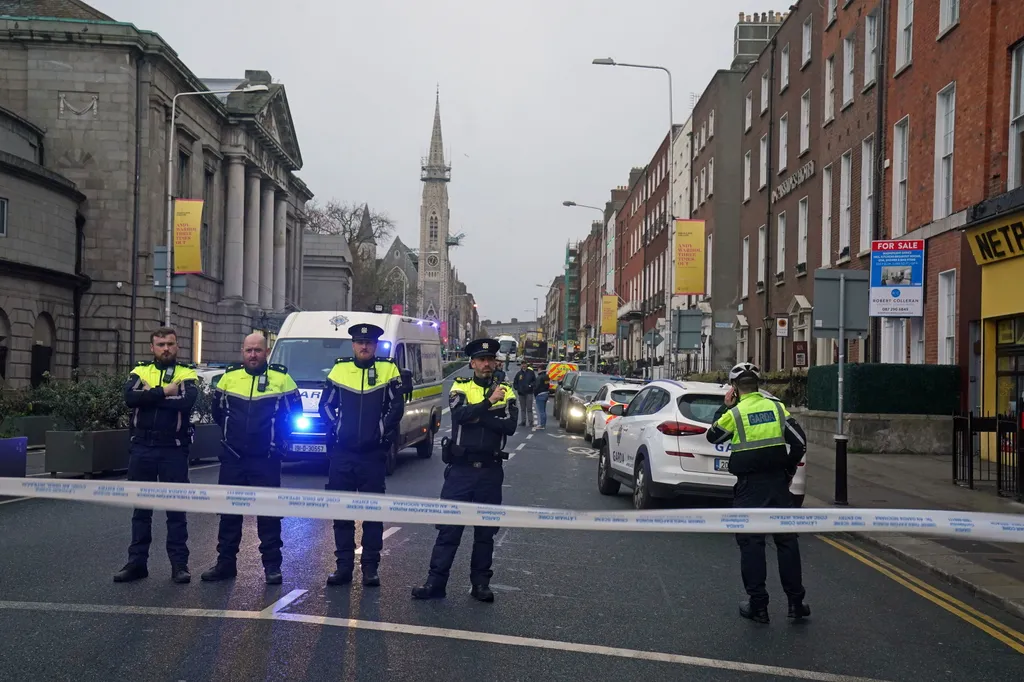 Zavargások késes támadás Írország, 2023.11.24., , Dublin,  férfi megkéselt öt embert, köztük három gyermeket 2023. november 23-án. Az egyik áldozat, egy kislány súlyosan megsebesült. A rendőrség őrizetbe vette a feltételezet 