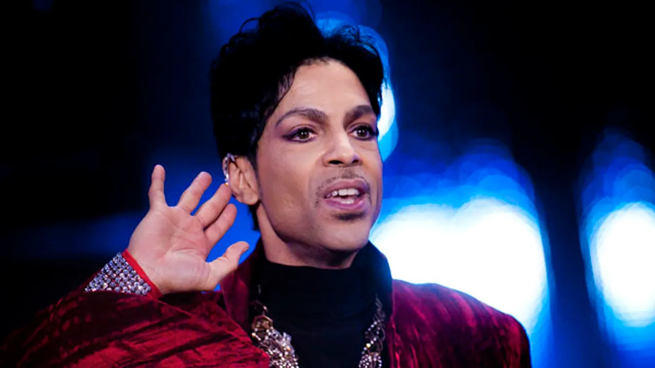 Prince amerikai zenész, énekes ad koncertet a nagyszínpadon a Sziget fesztivál nulladik napján 