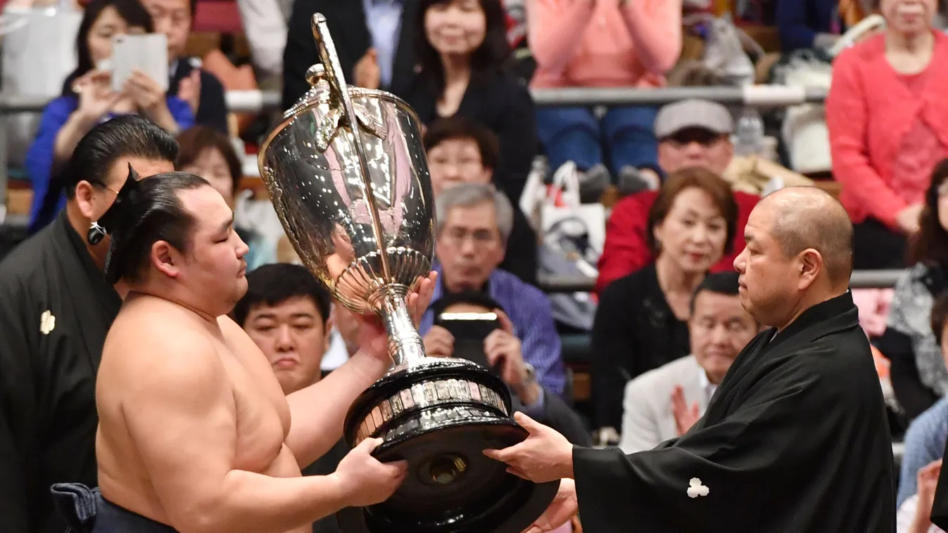 The Mongolian yokozuna Kakuryu celebrates his 4th title 