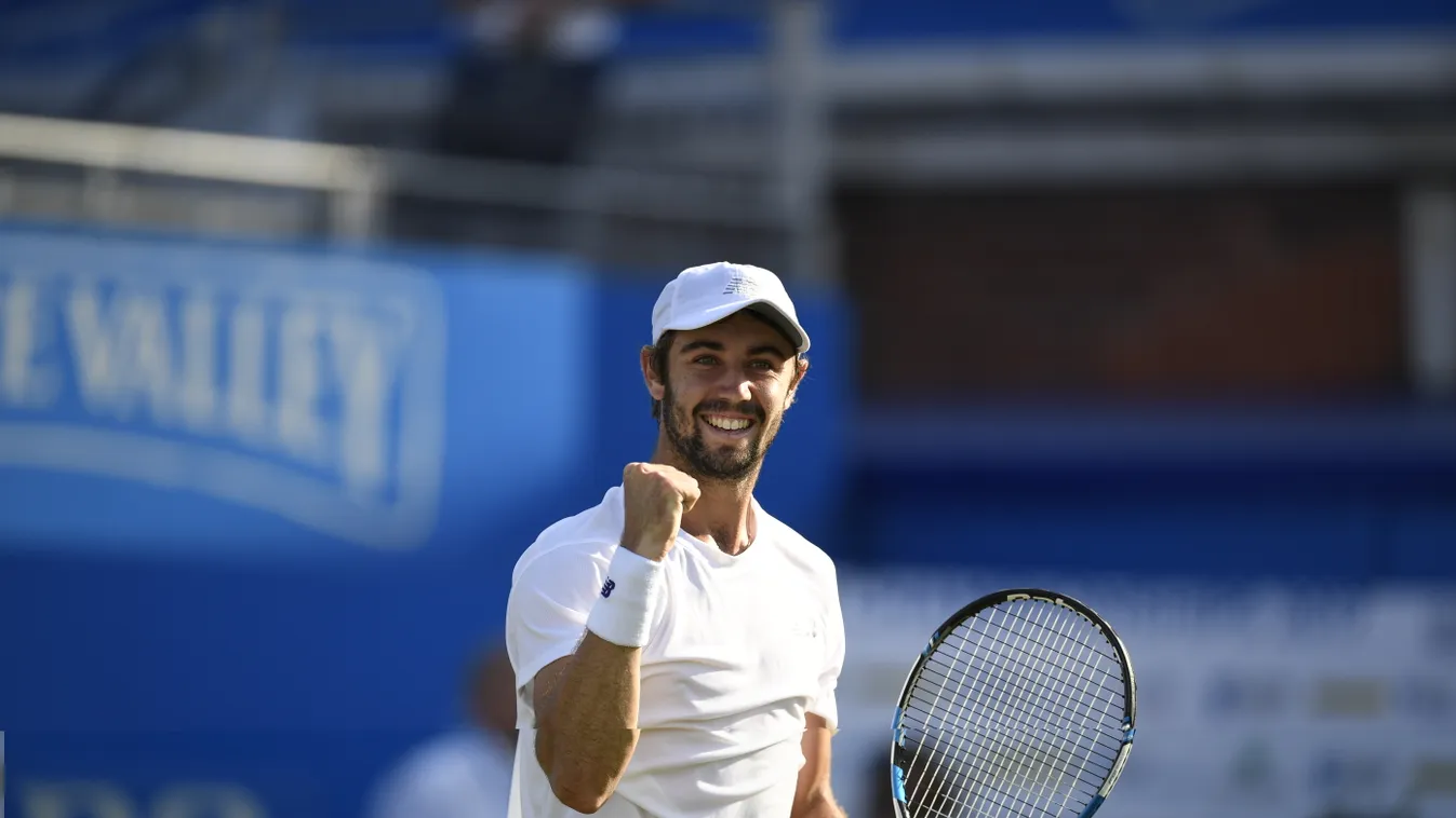 Andy Murray v Jordan Thompson - ATP Aegon Championships 2017 TENNIS Tennis Player Queen's Club Championships The Queen's Club 2017 Day Two Greater London HORIZONTAL London - England Match - Sport Practising SPORT Sporting Term Stretching Taking a Shot - S