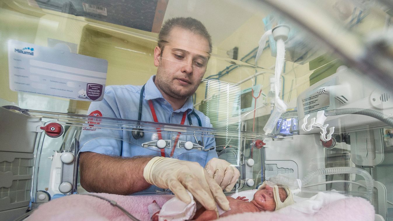 Bundzsity Boján, a Peter Cerny Alapítványi Mentőszolgálat orvosa vizsgál egy koraszülöttet a gyermekgyógyászati osztályon a Kecskeméti Megyei Kórház Izsáki úti telephelyén, mielőtt az osztályt a Kecskeméti Gyógyintézeti Központ új kórházi tömbjébe költözt