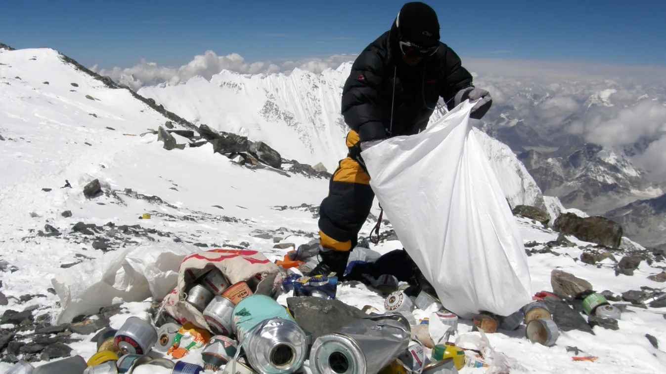 Üzlet lett a Mount Everest-mászásból, egy nepáli serpa szemetet gyűjt 8000 méter magasan