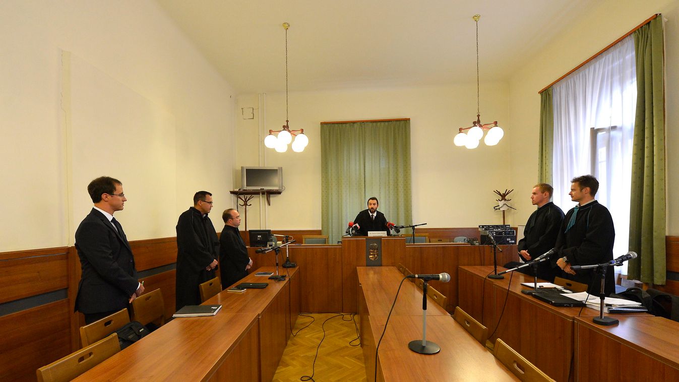 Budapest, 2014. szeptember 10.
Balsai Csaba Zoltán tanácselnök (középen) ítéletet hirdet az Erste Bank Hungary Zrt. által az egyoldalú kamatmódosítást lehetővé tévő szerződési feltételek tisztességtelenségével kapcsolatos vélelem megdöntésére a magyar áll