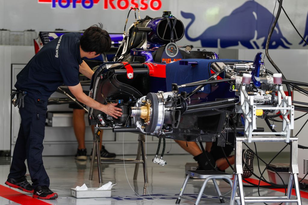 Előkészületek a Forma-1-es Bahreini Nagydíjra, Toro Rosso, garázs 