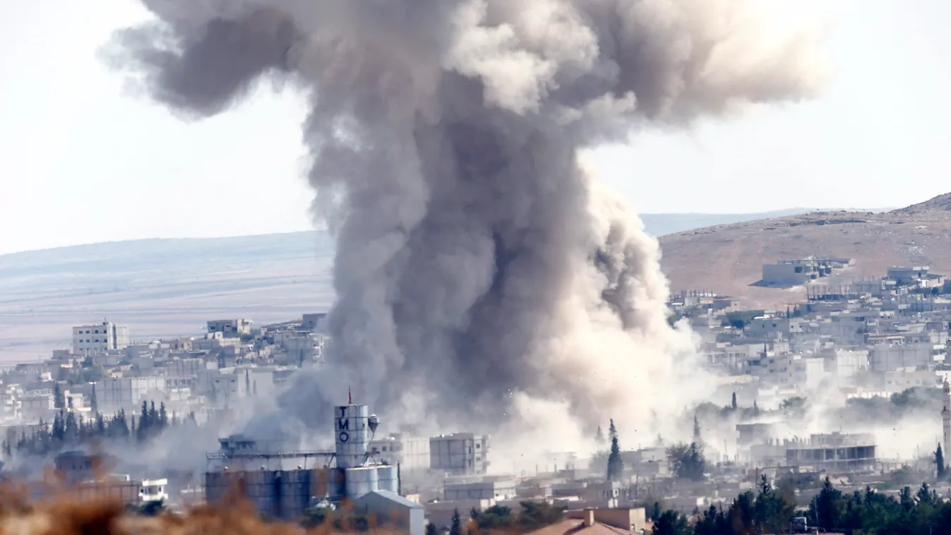 Kobani, 2014. október 8.
Lövedék csapódik be az Iszlám Állam szélsőséges iszlamista szervezet fegyveresei által ostromlott, a török határ mentén fekvő szíriai kurd város, Kobani közelében 2014. október 8-án. (MTI/EPA/Sedat Suna) 