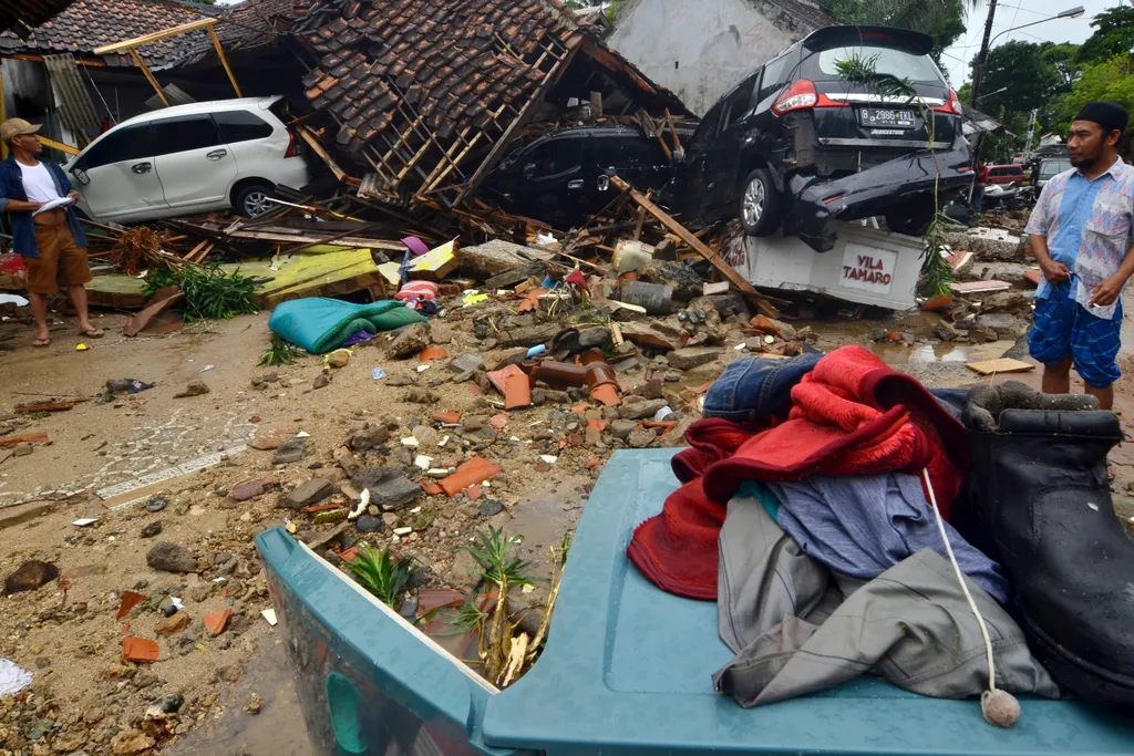 Horizontal Residents inspect damaged buidlings in Carita on December 23, 2018, after the area was hit by a tsunami on December 22 following an eruption of the Anak Krakatoa volcano. - A tsunami following a volcanic eruption killed 62 people and injured hu