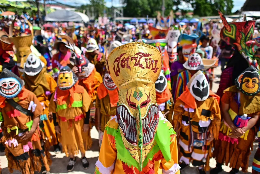Rengetegen látogatják Thaiföld egyik legszínesebb fesztiválját, Phi Ta Khon, Ghost Festivalgaléria, 2023 