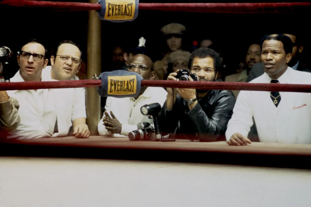 Ali Cinema movie film still movie still publicity still production still american 2000s tribune reporter boxing match attend Horizontal FILM BIOGRAPHY SPORT JOURNALIST PHOTOGRAPHER RING 