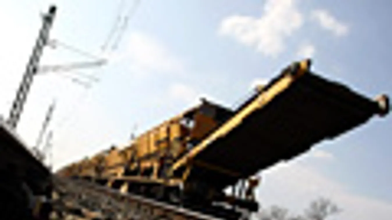A világ legnagyobb, 1000 tonna súlyú, 270m hosszú, PM 1000 URM típusú alépítmény-javító berendezése, vasúti gép