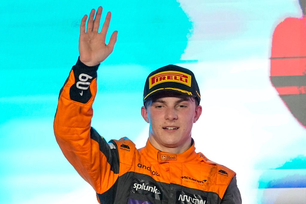 A második helyezett Oscar Piastri, a McLaren ausztrál versenyzője ünnepel a pódiumon 