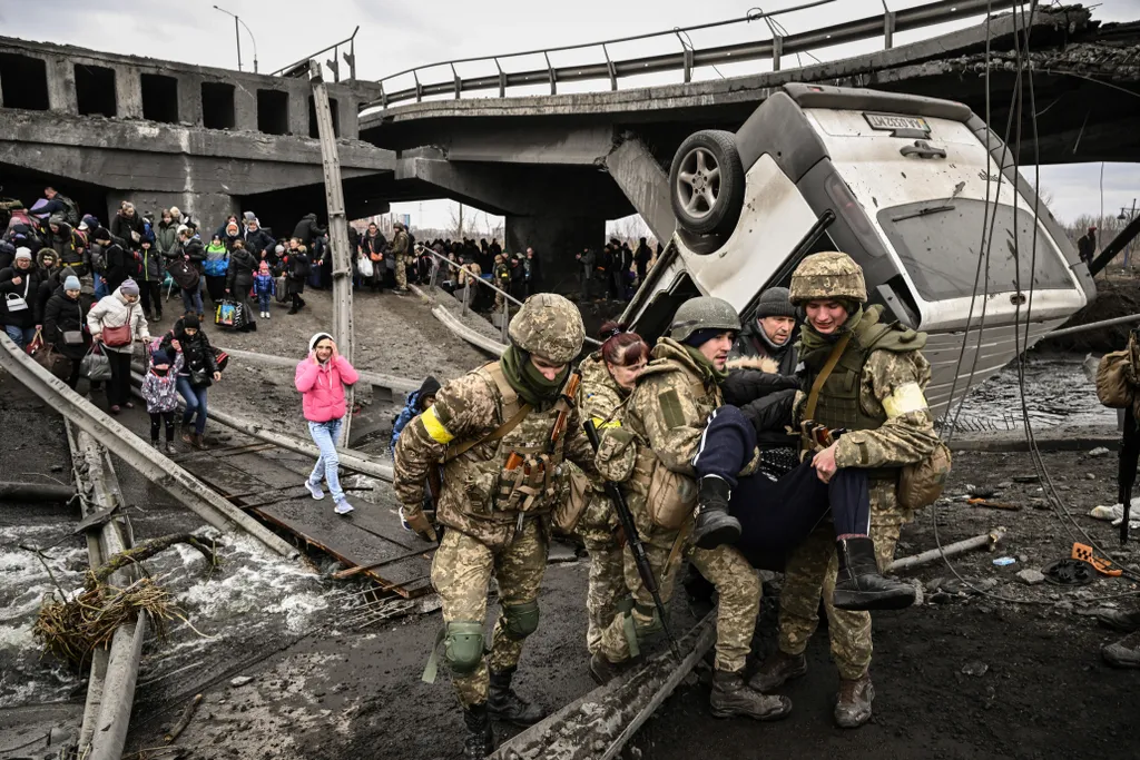 Ukrán válság 2022, ukrán, orosz, háború, orosz-ukrán háború, ukrán konfliktus, katona, Irpin, evakuálás, conflict refugee Horizontal 