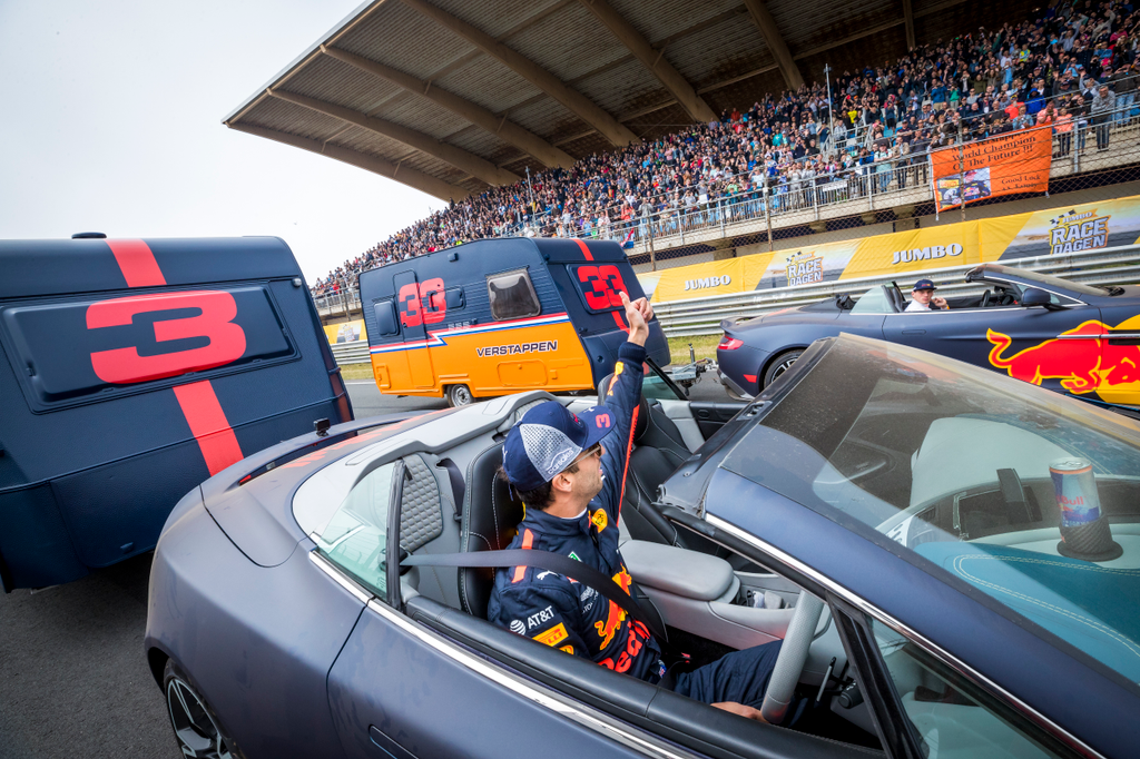 A Forma-1-es Red Bull Racing bemutatója a hollandiai Zandvoortban, Daniel Ricciardo, Max Verstappen 