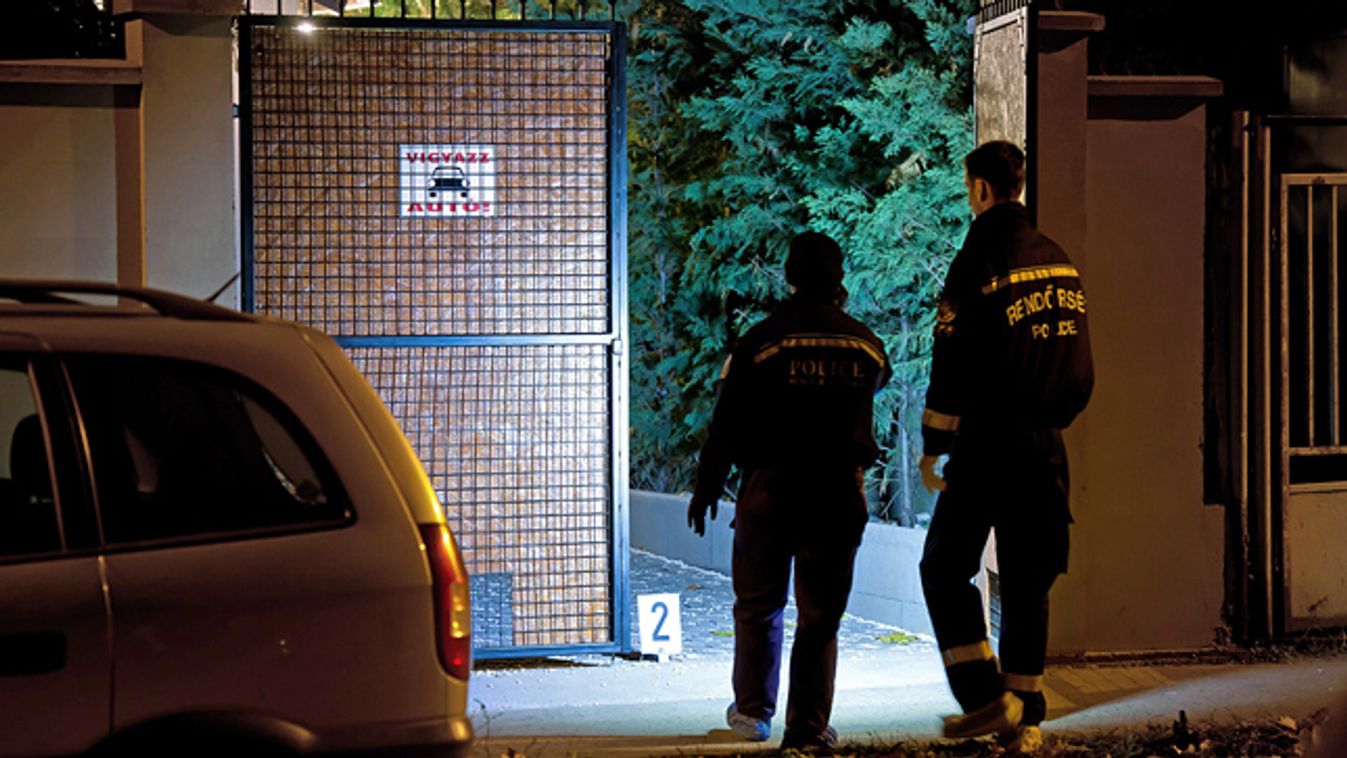 Rendőrségi bűnügyi helyszínelők dolgoznak 2012. november 12-én Budapest XX. kerületében a Jókai Mór utcában, ahol egy lakóházban elhunyt nőt találtak, aki feltehetően gyilkosság áldozata lett