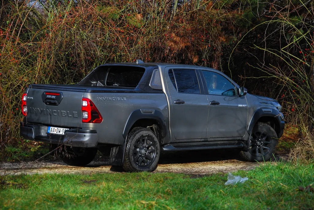 Toyota Hilux 2.8D-4D Invincible Sport teszt (2023) 