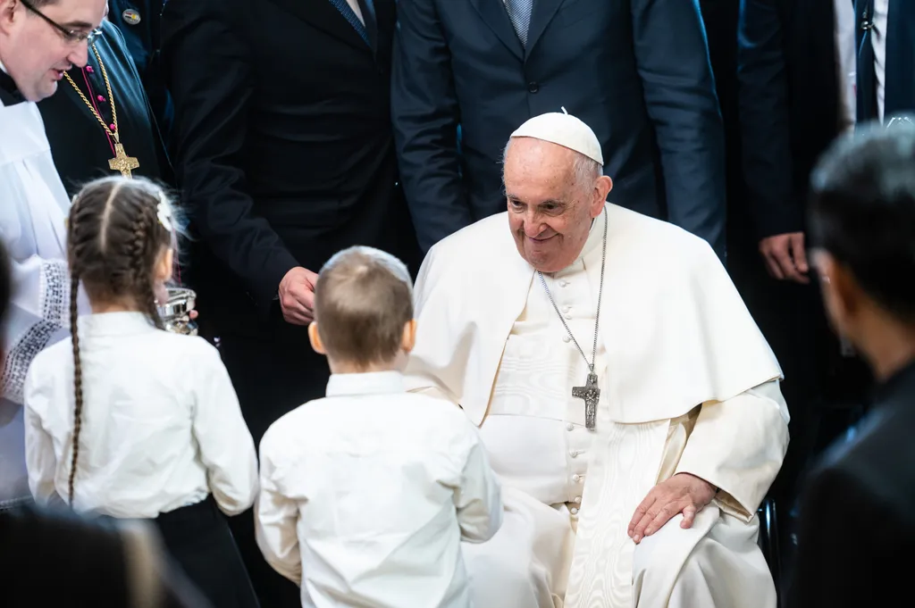 ÚJ NAGY KÉPEK Ferencpápa2023, Ferenc pápa, pápalátogatás, háromnapos apostoli látogatás, Ferenc pápa magyarországi látogatása, Magyarország, péntek, 2023, Árpád-házi Szent Erzsébet-templom, Rózsák tere, 