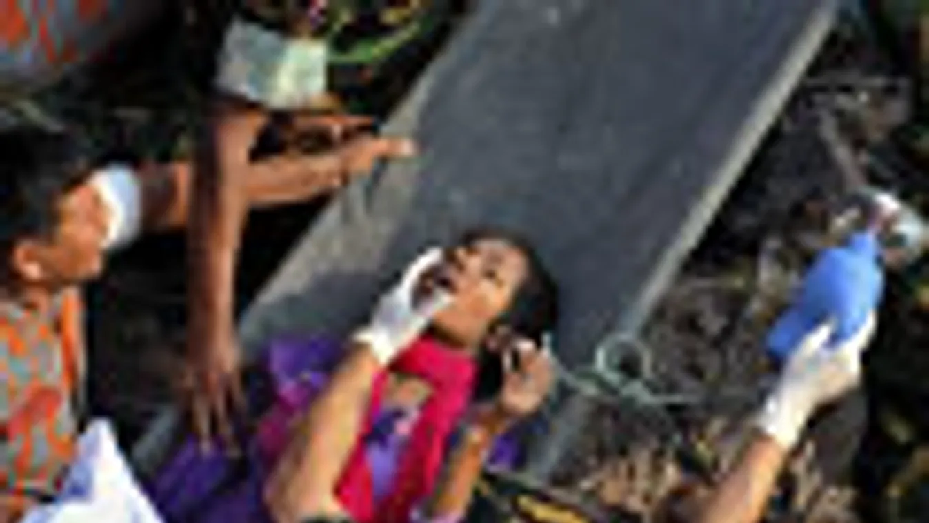 Találtak egy túlélőt pénteken a több mint két hete összedőlt bangladesi nyolcemeletes ház romjai alatt 