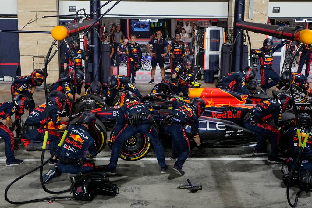 PÉREZ, Sergio Loszaíl, 2023. október 8.
Technikusok Sergio Perez, a Red Bull mexikói versenyzőjének autója körül a Forma-1-es autós gyorsasági világbajnokság Katari Nagydíján a loszaíli pályán 2023. október 8-án.
MTI/AP/Ariel Schalit 