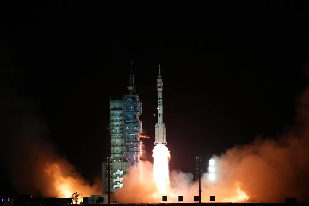 (EyesonSci)CHINA-SHENZHOU-15-LAUNCH (CN) cn jt Horizontal Shenzhou 15, Sencsou-15 űrhajó, 