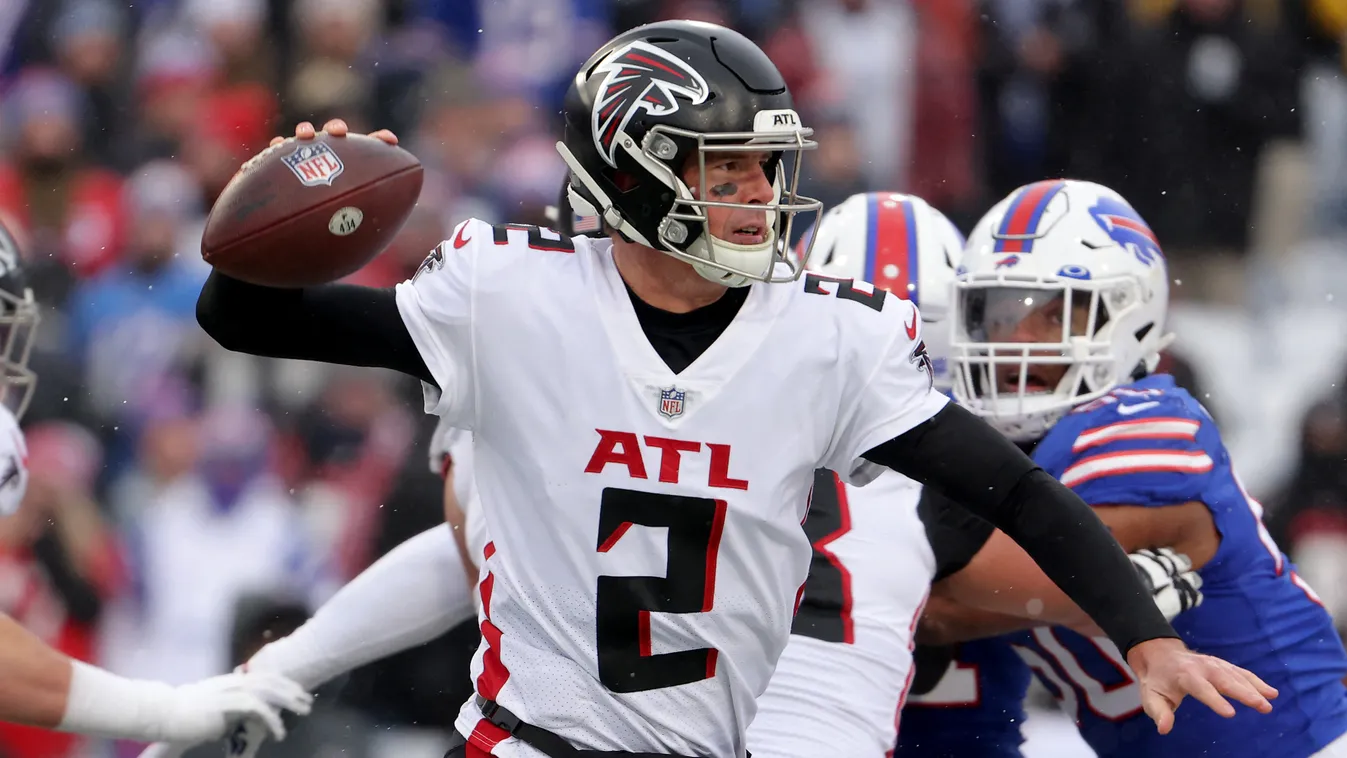 Atlanta Falcons v Buffalo Bills GettyImageRank3 Passing Delivery People American Football - Sport USA New York State Defending Four People Photography Atlanta Falcons Buffalo Bills NFL Orchard Park NFC South Matt Ryan - American Football Player Match - Sp
