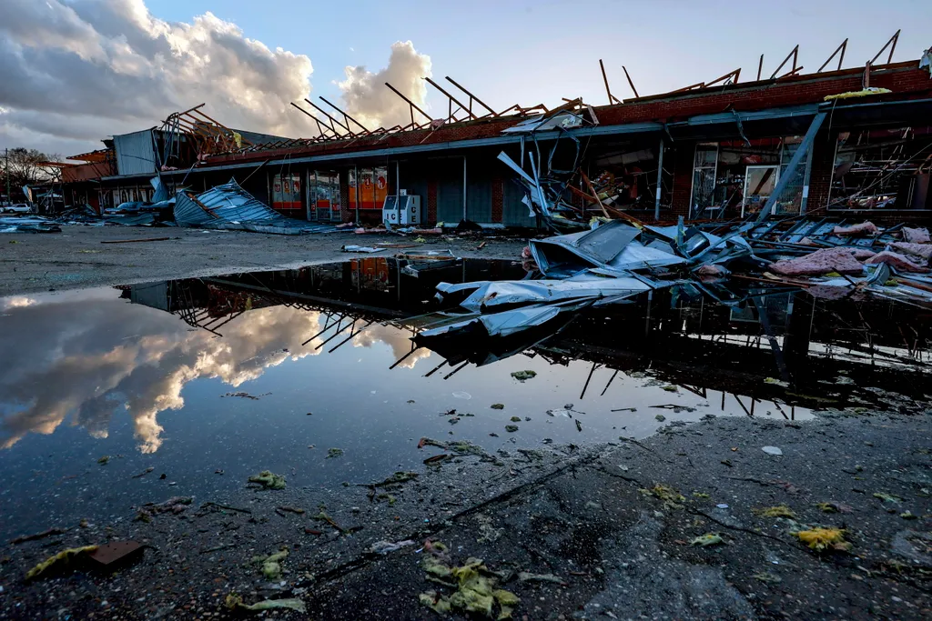 Tornádó tombolt az Egyesült Államokban
Üzleteknek otthont adó épület lerombolt teteje az Alabama állambeli Selmában 2023. január 12-én, miután egy hatalmas viharrendszer tornádói pusztítottak az Egyesült Államok délkeleti államaiban, Alabamában és Georgiá