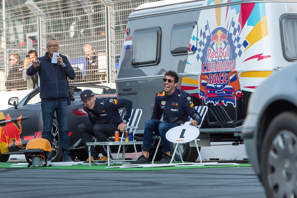 A Forma-1-es Red Bull Racing bemutatója a hollandiai Zandvoortban, szurkolói karaván, Max Verstappen, Daniel Ricciardo 
