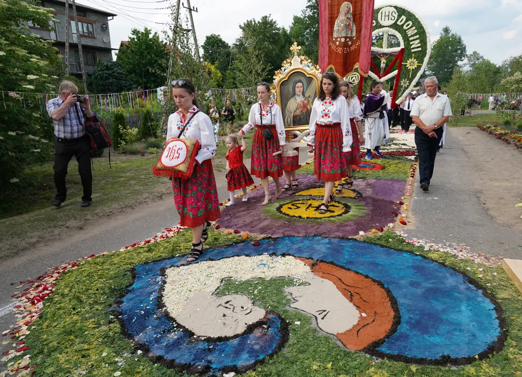 Corpus Christi vallásos körmenet alkalmából virágszőnyeget terítenek le Spycimierzben, Lengyelországban, vallás, kereszténység, felvonulás, virág, virágszirom, ünnep, ünneplés, vallási ünnep 