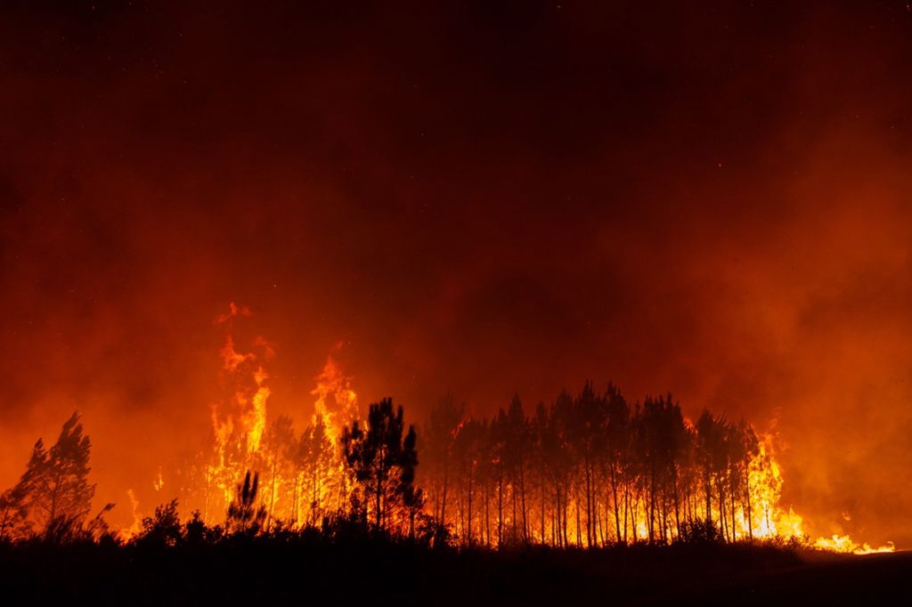erdőtűz, franciaország, tombol, 2022. 08. 11., erdő, tűz, tűzoltó, katasztrófavédelem 
