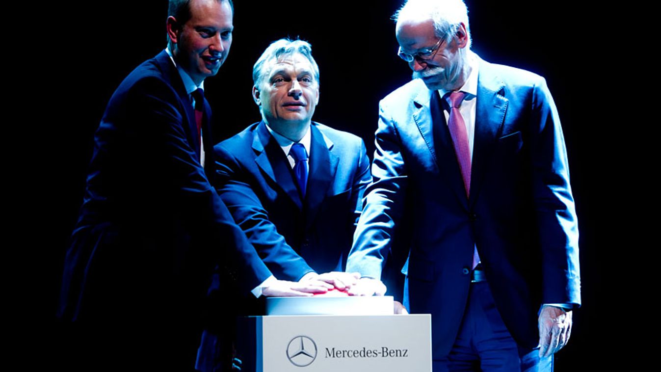 GDP, autógyártás, Frank Klein kecskeméti gyárigazgató, Orbán Viktor miniszterelnök és Dieter Zetsche, a Daimler AG igazgatóságának elnöke a kecskeméti Mercedes-gyár átadásán