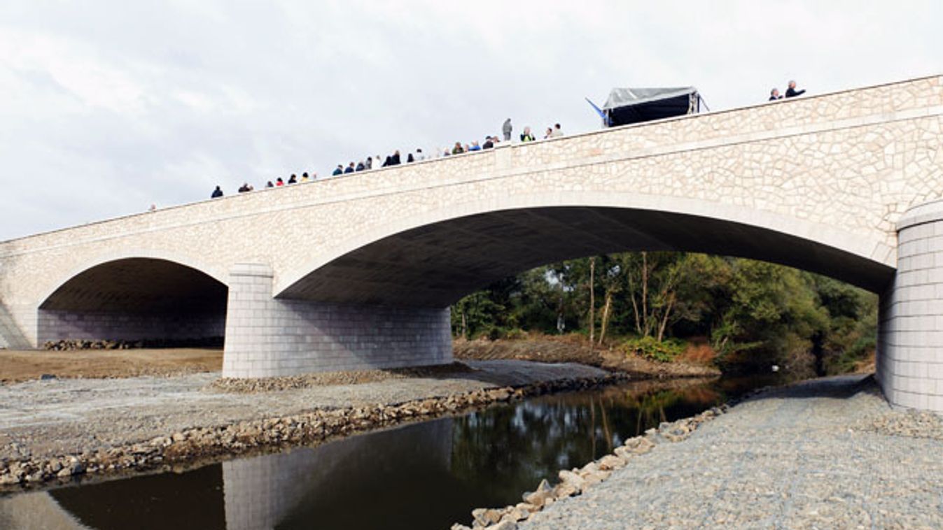 Az újjáépített Ipoly-híd Nógrádszakál-Ráróspuszta közelében