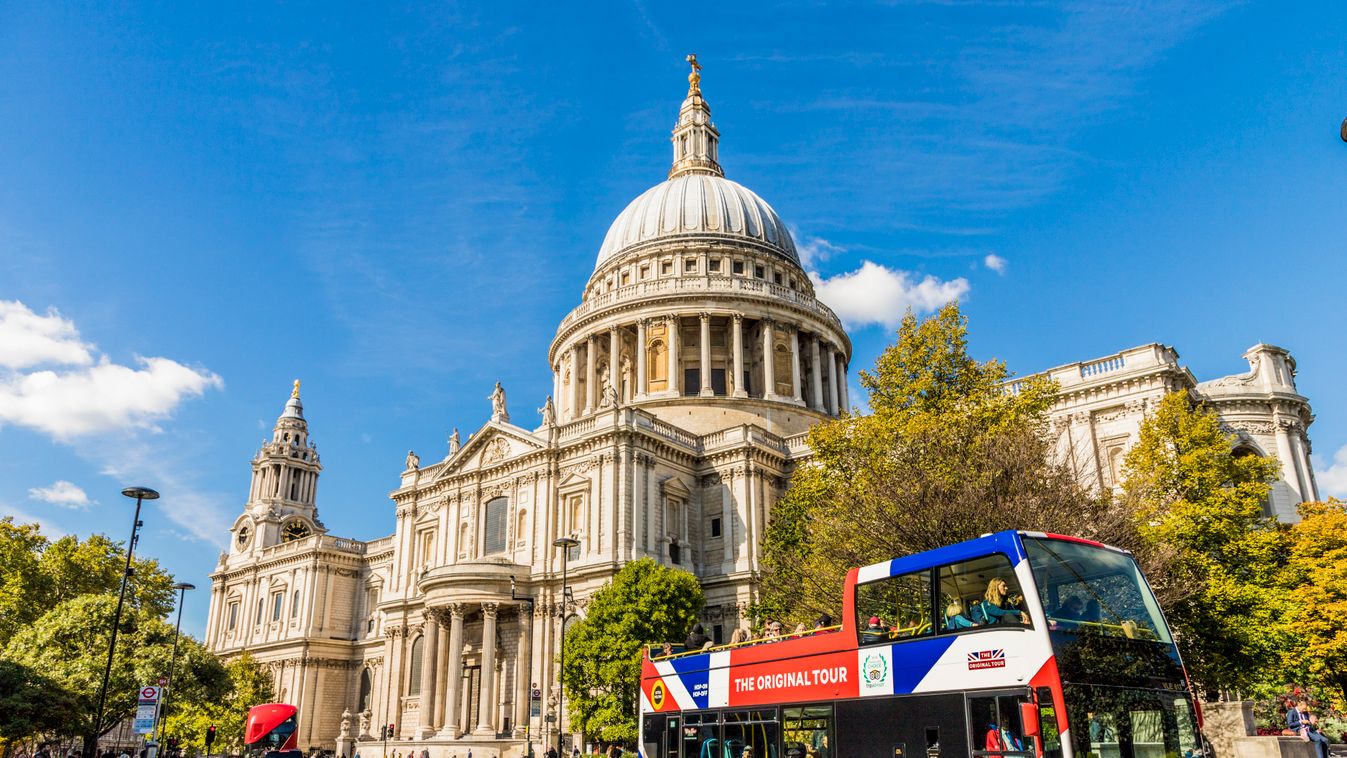 St. Paul's Cathedral in the City of London, London, United Kingdom photography colour colour image COLOR color image HORIZONTAL horizontal image outdoors outside day background people incidental people people in the background felújítás 