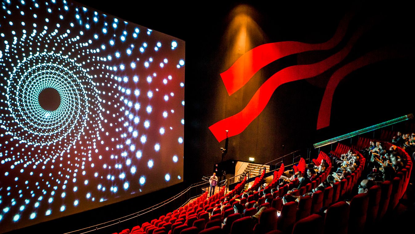 ÉPÜLET épület belső FOTÓ FOTÓTÉMA nézőtér Budapest, 2014. január 12.
Vendégek a Cinema City mozi egyik termében, az Aréna Plázában 2014. január 12-én. Várhatóan 2014 márciusában egyesíti moziüzletágát a Cinema City International NV és a Cineworld Plc., mi