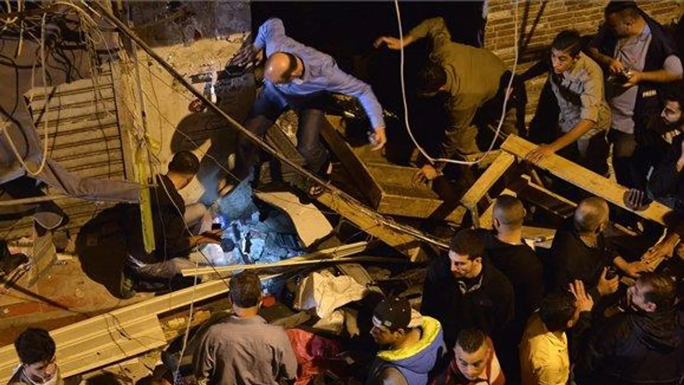 Kettős öngyilkos robbantás Libanonban
Szöveg:	Bejrút, 2015. november 12. Libanoni polgári személyek túlélők után kutatnak a romok között Bejrút egyik, főként síiták lakta negyedében, ahol ismeretlen fegyveresek kettős öngyilkos robbantást hajtottak végre 