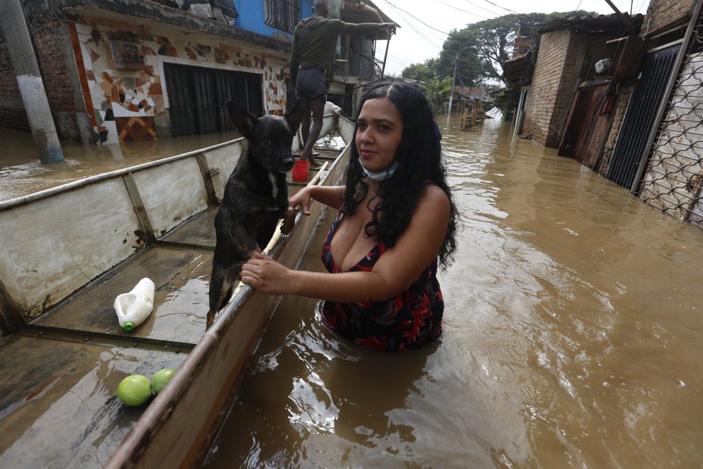 Cali, Kolumbia, árvíz, megáradt a Cauca folyó vize, 2022.11.11. 