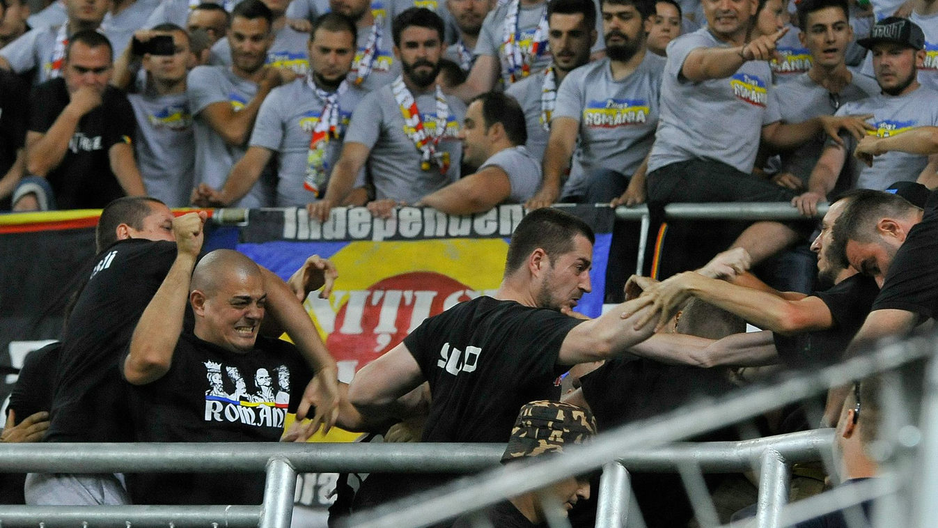 Román szurkolók verekednek a Magyarország-Románia labdarúgó Európa-bajnoki selejtező mérkőzés előtt Budapesten, a Groupama Arénában 2015. szeptember 4-én. 