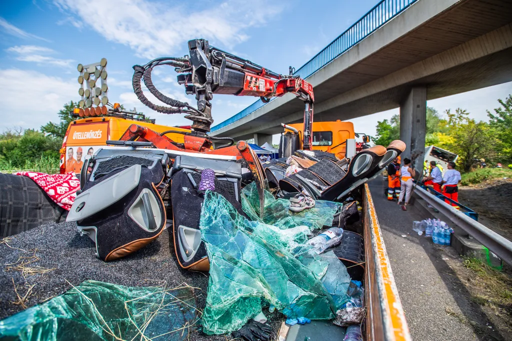 busz, baleset, Felborult egy busz az M7-esen, nyolc ember meghalt, Árokba borult egy autóbusz az M7-es autópályán Szabadbattyán térségében, a Budapest felé vezető oldalon vasárnap hajnalban öt óra előtt néhány perccel 