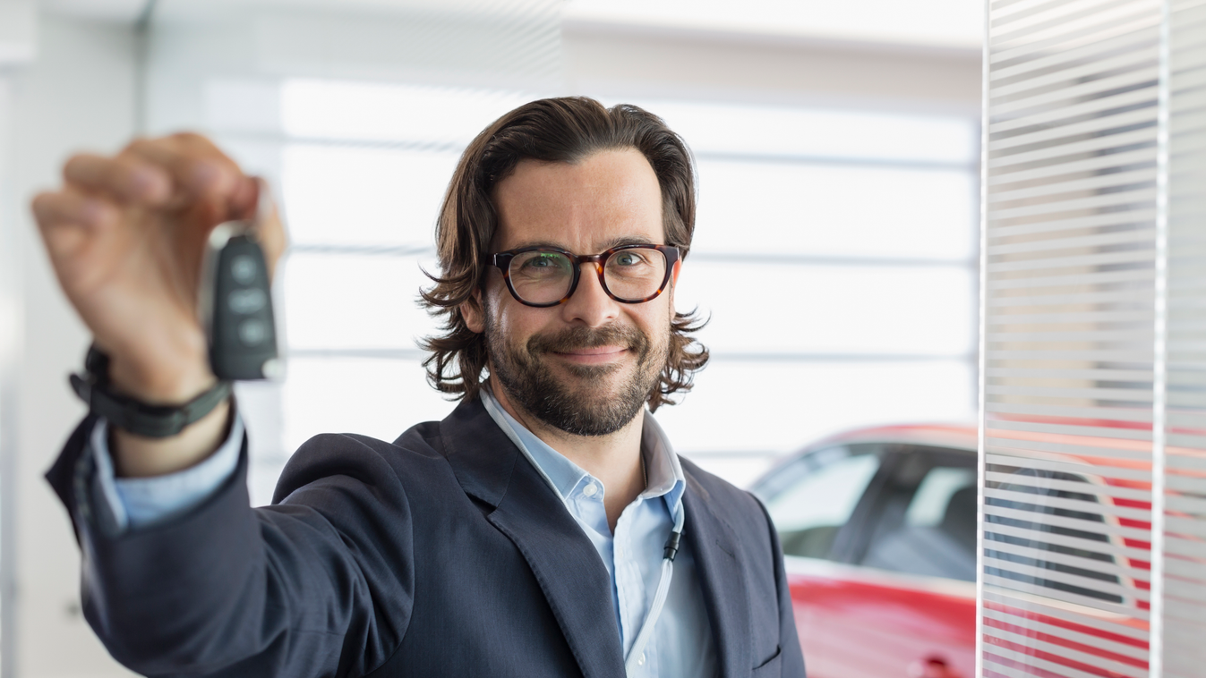luxus Portrait car salesman holding, showing car key 35-39 years buying CAR salesperson showroom caucasian customer holding indoors lifestyle luxury MAN mid ADULT men one person PORTRAIT posing pride purchasing retail 