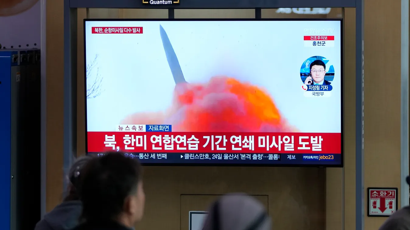 Szöul, 2023. március 22.
Észak-Korea korábbi rakétakísérleteiről szóló tudósítást néznek emberek a szöuli központi pályaudvar tévéképernyőjén 2023. március 22-én. A dél-koreai vezérkari főnökök egyesített bizottsága szerint Észak-Korea a mai napon több ha