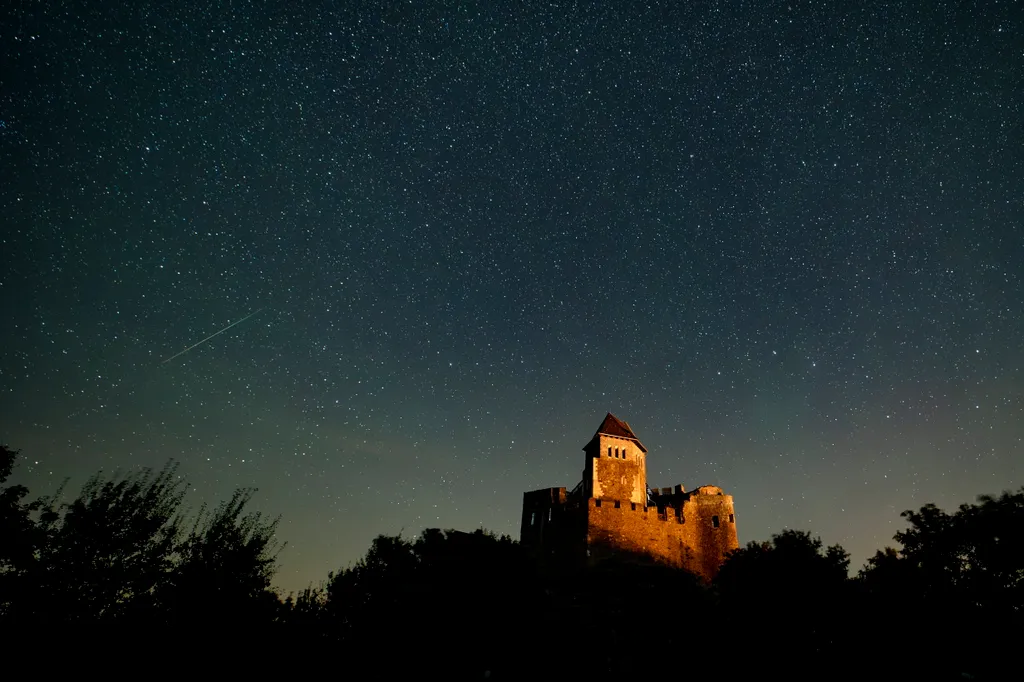 Lenyűgöző képeken a Perseida meteorraj a hollókői vár felett, galéria, 2023 