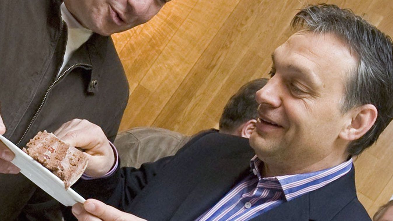 Orbán Viktor tortát eszik, három éves a kormány