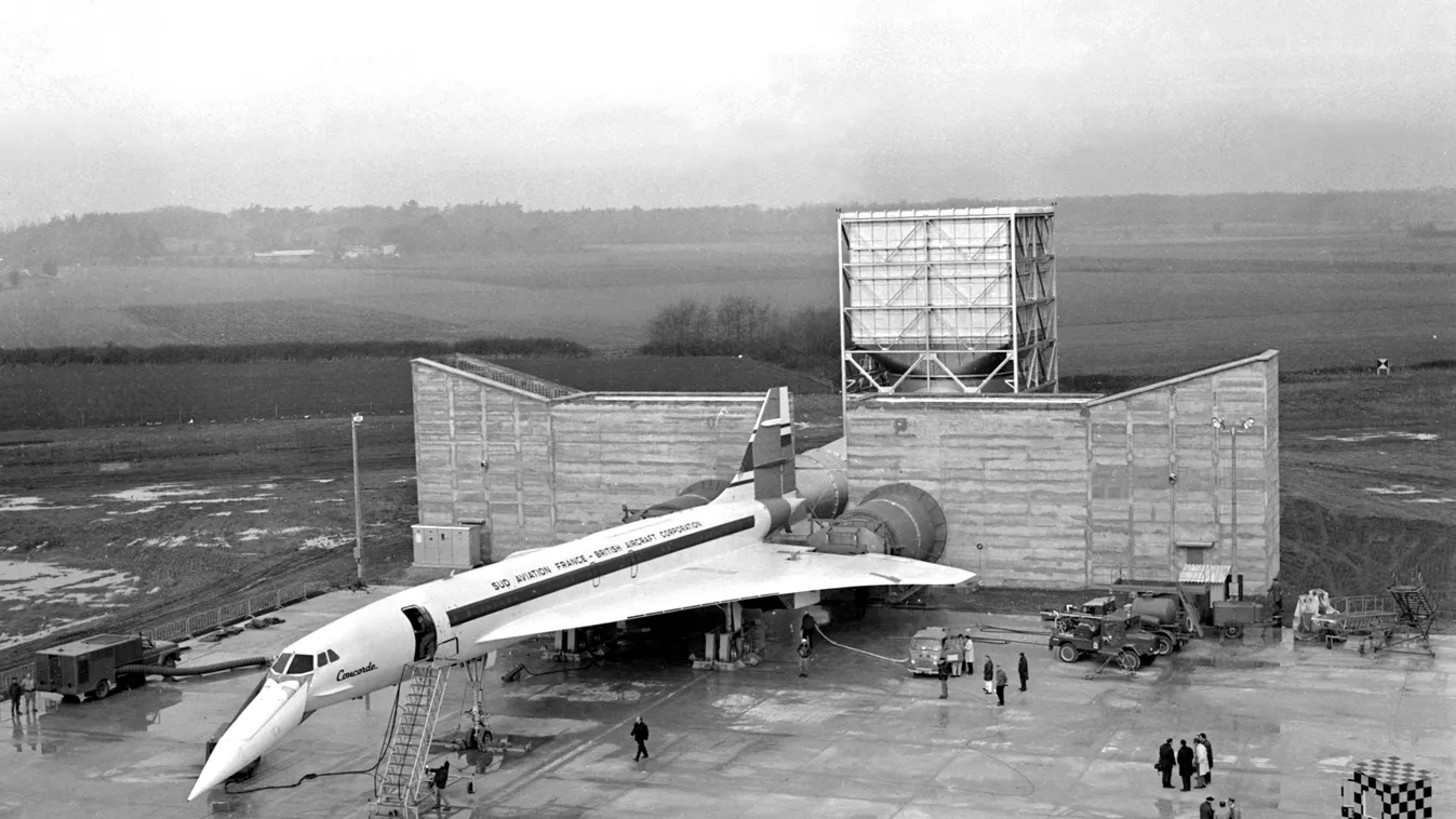 AVION-CONCORDE- Horizontal SUPERSONIC PLANE AERONAUTICS INDUSTRY PLANE Photo prise le 25 février 1968 ŕ l'aéroport de Toulouse-Blagnac du prototype 001 du Concorde placé devant des bâtiments du  "silencieux" oů ses moteurs Olympus de Rolls-Royce (GB)-SNEC