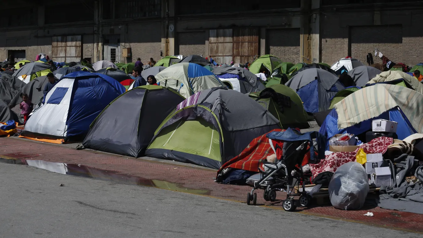 Több ezer migráns táborozik a pireuszi kikötőben 