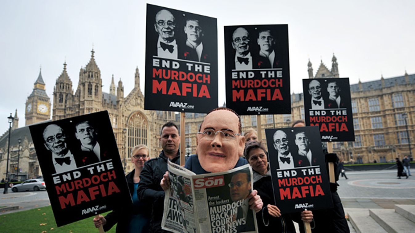 lehallagtási botrány, Rupert Murdoch médiamogul, James Murdoch maszkot viselő tüntető Londonban